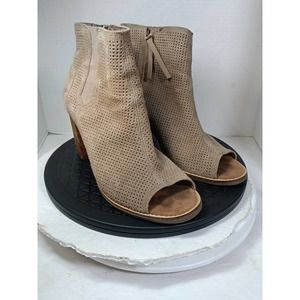 Toms Women’s Ankle Boots Beige Suede Size 9 Side Zip Heels EUC